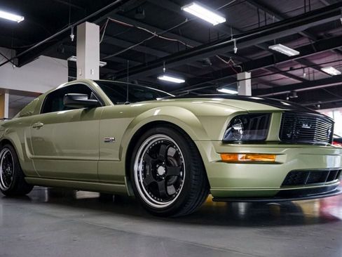 Used 2005 Ford Mustang GT RWD image 2