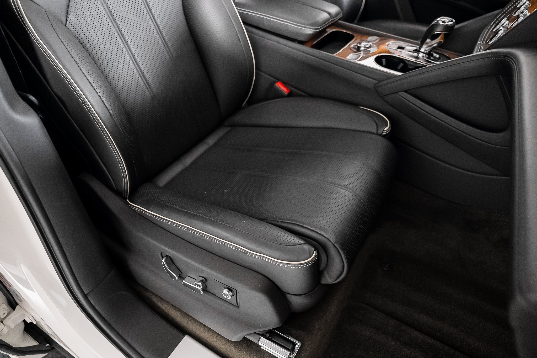 Used 2022 Bentley Bentayga AWD/4WD image 39