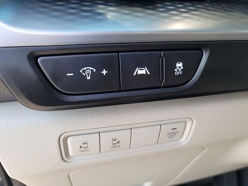 Used 2023 Kia Carnival LX image 9