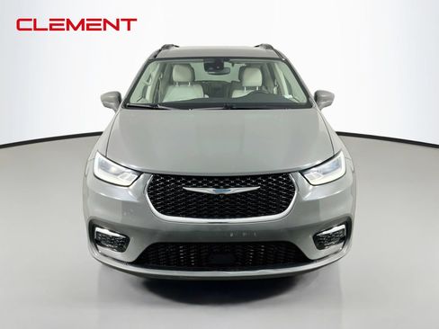 Used 2021 Chrysler Pacifica Touring-L FWD image 2