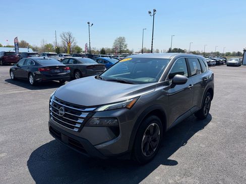 Used 2024 Nissan Rogue SV image 10