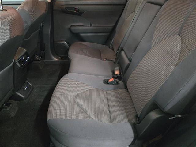 Used 2024 Toyota Highlander LE FWD image 17