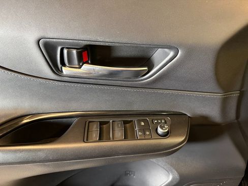 Used 2021 Toyota Venza LE image 19