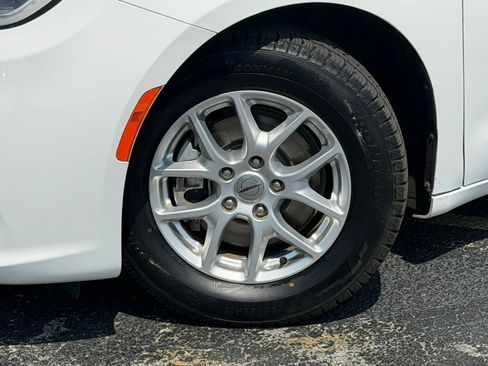 Used 2022 Chrysler Pacifica Touring-L FWD image 3