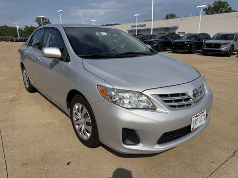 Used 2013 Toyota Corolla LE FWD image 2