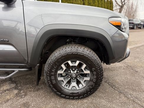 Certified 2022 Toyota Tacoma TRD Off-Road image 12