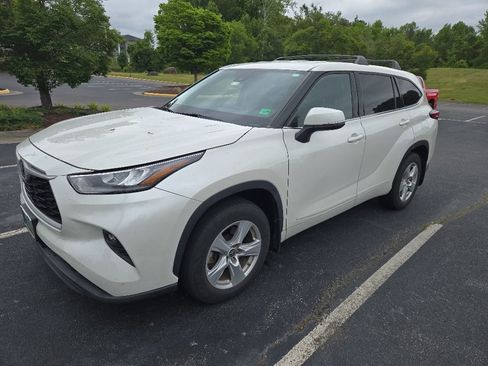 Used 2020 Toyota Highlander LE AWD/4WD image 6