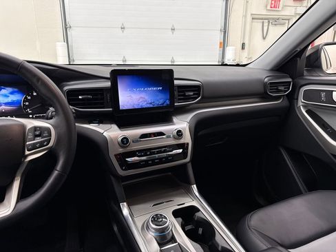 Used 2022 Ford Explorer XLT w/ Equipment Group 202A image 18