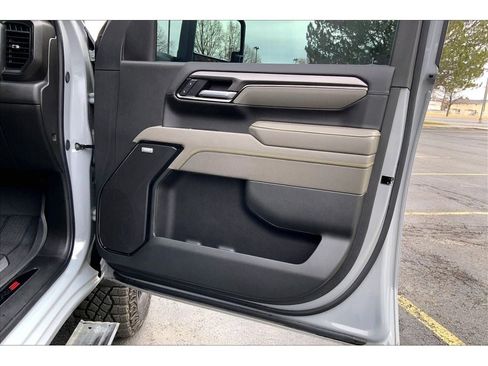 Used 2025 Chevrolet Silverado 2500 ZR2 w/ Technology Package image 26