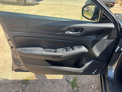 Used 2025 Nissan Altima 2.5 SV FWD image 18