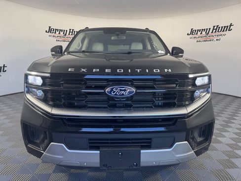 Used 2025 Ford Expedition Platinum w/ Driver's Package AWD/4WD image 5