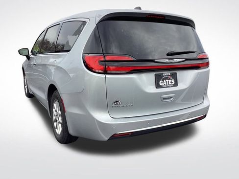 Used 2024 Chrysler Pacifica Touring-L image 7
