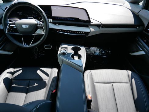 Certified 2025 Cadillac Optiq Sport 2 w/ LPO, Floor Liner Package AWD/4WD image 8