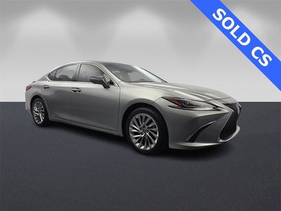 Used 2019 Lexus ES 300h Ultra Luxury w/ Accessory Package 2