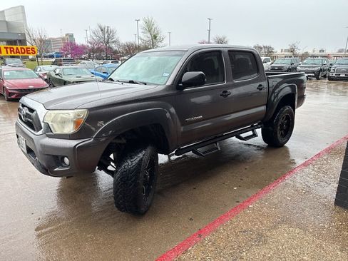 Used 2015 Toyota Tacoma PreRunner w/ SR5 Package image 2