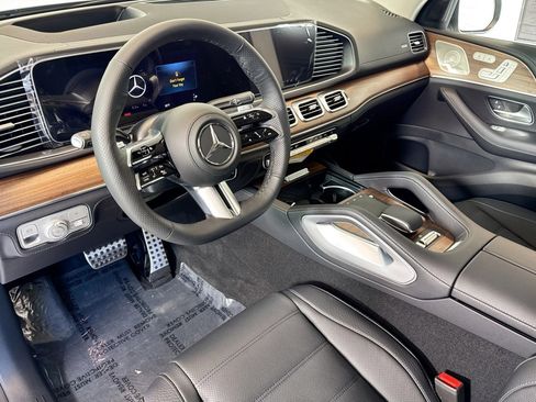 New 2026 Mercedes-Benz GLS 580 4MATIC image 9