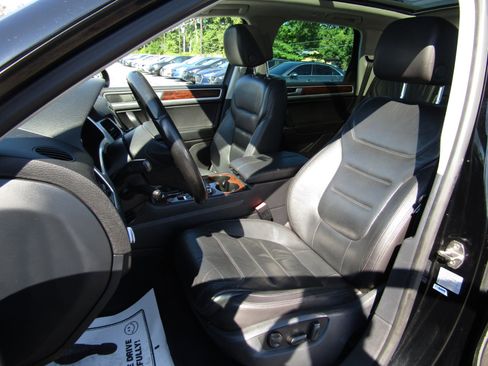 Used 2014 Volkswagen Touareg VR6 image 16