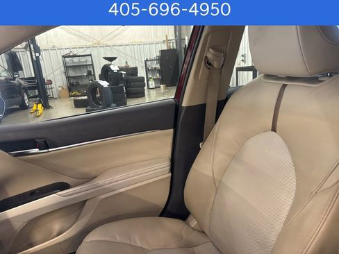 Used 2020 Toyota Camry XLE image 18