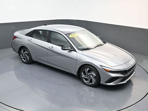 Certified 2025 Hyundai Elantra Sport image 14