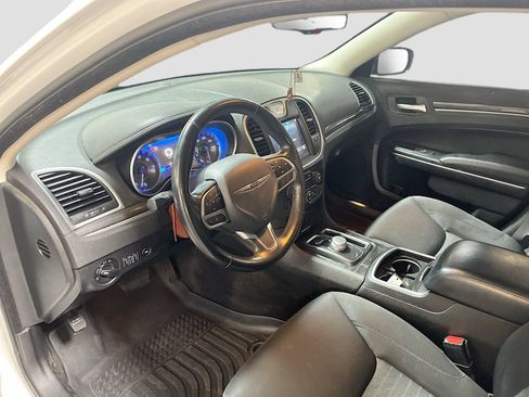 Used 2022 Chrysler 300 Touring w/ Sport Appearance Package RWD image 9
