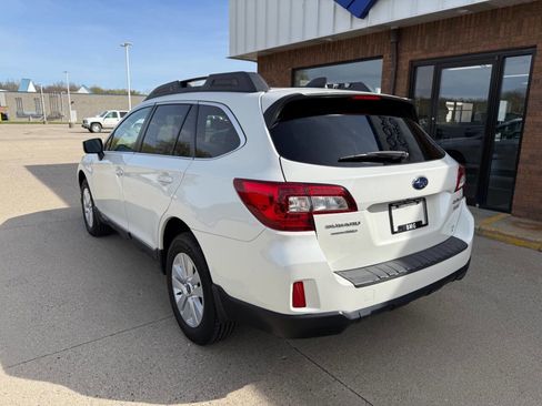 Used 2017 Subaru Outback 2.5i Premium w/ Popular Package #1 AWD/4WD image 3