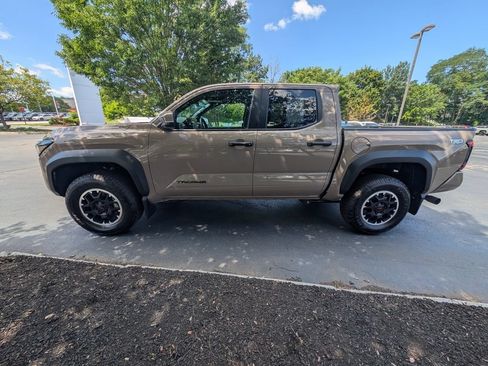 Used 2026 Toyota Tacoma TRD Off-Road w/ TRD Off Road Upgrade Package AWD/4WD image 3