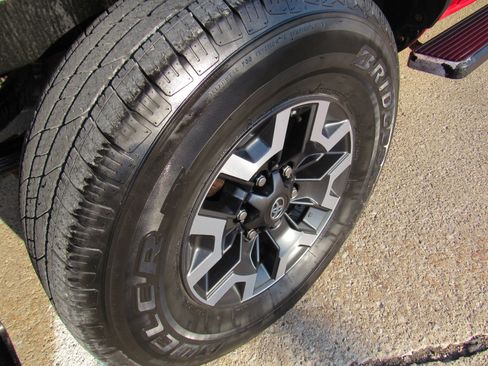 Used 2017 Toyota Tacoma TRD Off-Road image 34