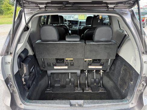 Used 2015 Toyota Sienna SE FWD image 13