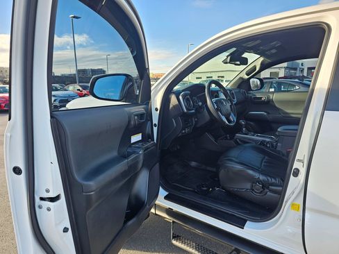 Used 2019 Toyota Tacoma TRD Off-Road image 19