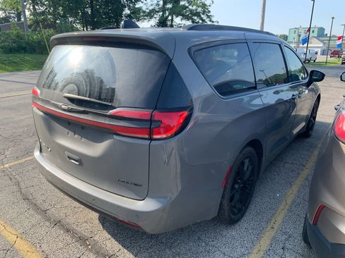 Used 2025 Chrysler Pacifica Limited FWD image 5