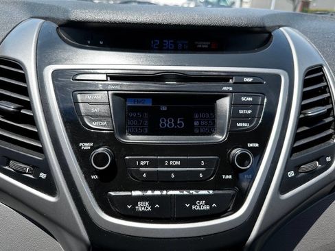 Used 2016 Hyundai Elantra SE image 16