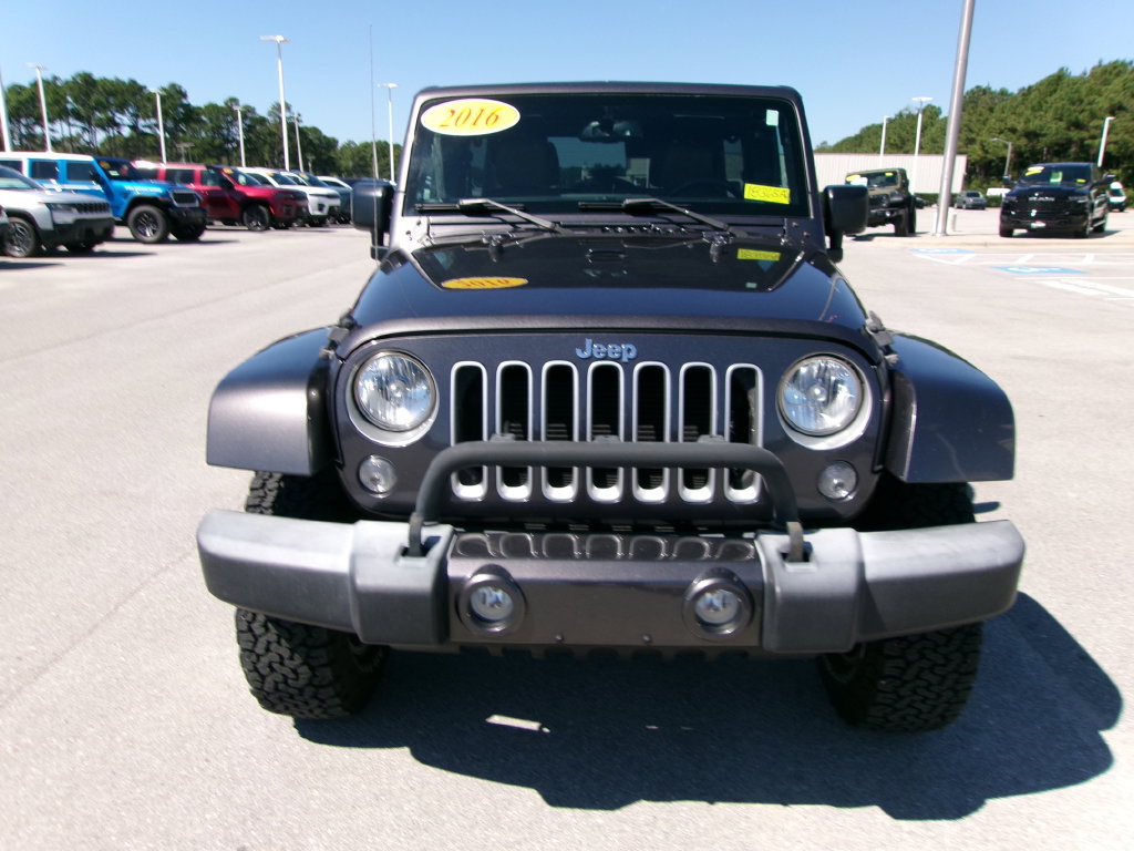 Used 2016 Jeep Wrangler Unlimited Sahara w/ Max Tow Package AWD/4WD image 5