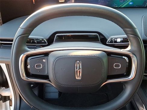 Used 2025 Lincoln Nautilus Reserve image 20