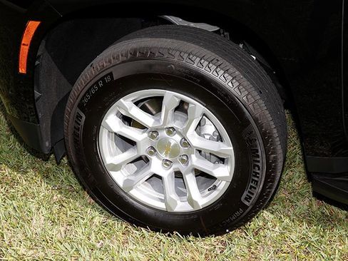 Used 2025 Chevrolet Suburban LS RWD image 24