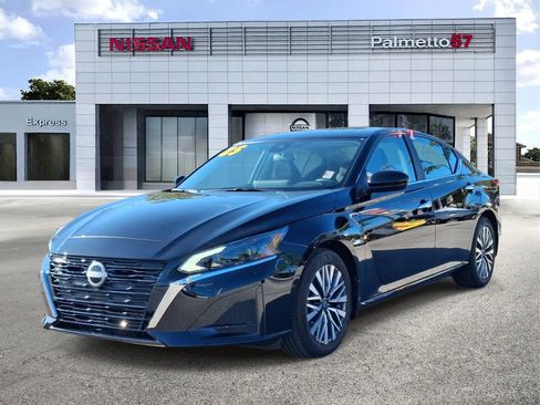 Used 2025 Nissan Altima 2.5 SV w/ SV Premium Package FWD image 3