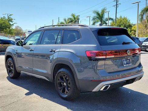 Certified 2025 Volkswagen Atlas Peak Edition SE image 4