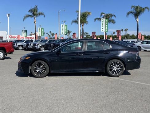 Used 2023 Toyota Camry SE image 2