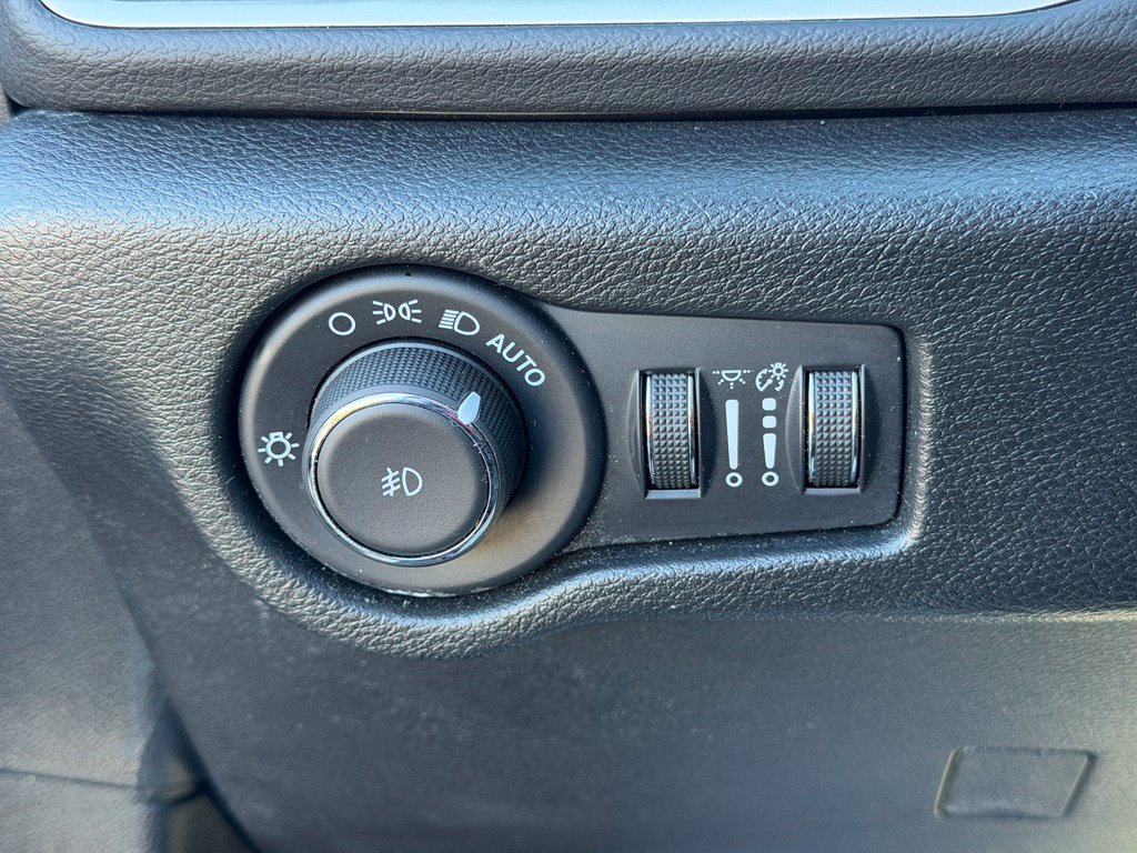 Used 2025 Chrysler Pacifica Select FWD image 13