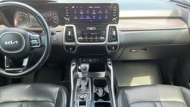 Used 2022 Kia Sorento EX w/ Panoramic Sunroof Package FWD image 17