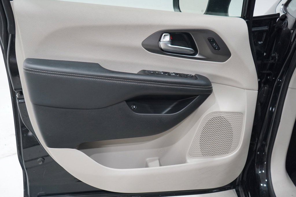 Used 2023 Chrysler Pacifica Touring-L FWD image 18