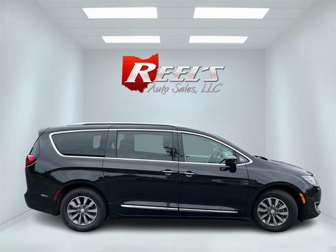Used 2020 Chrysler Pacifica Touring-L Plus w/ Advanced Safetytec Group FWD image 6