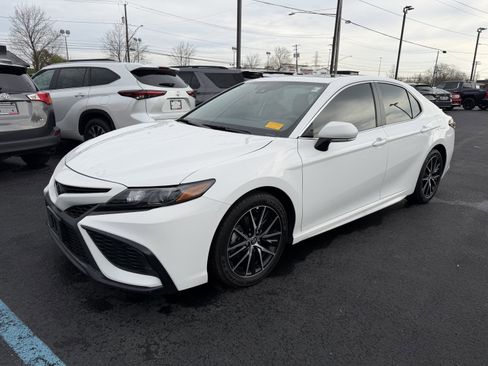 Used 2023 Toyota Camry SE w/ Cold Weather Package image 4