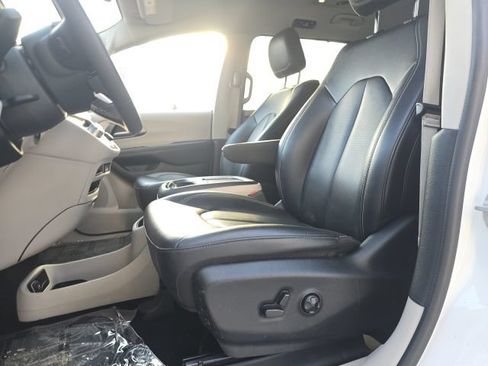 Certified 2024 Chrysler Pacifica Touring-L FWD image 9