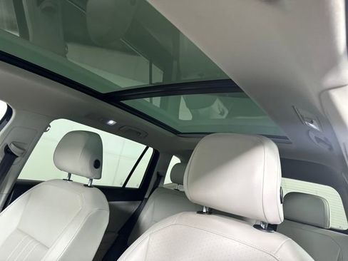 Used 2022 Volkswagen Tiguan SE w/ Panoramic Sunroof Package image 12