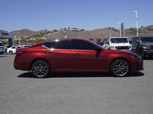 Used 2023 Nissan Altima 2.0 SR FWD image 3