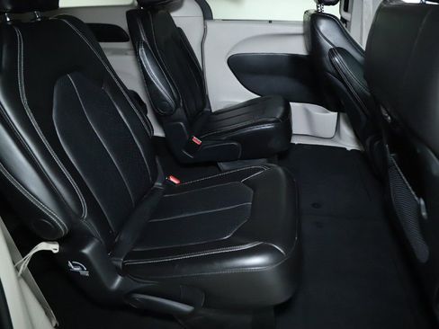 Used 2024 Chrysler Pacifica Touring-L image 31