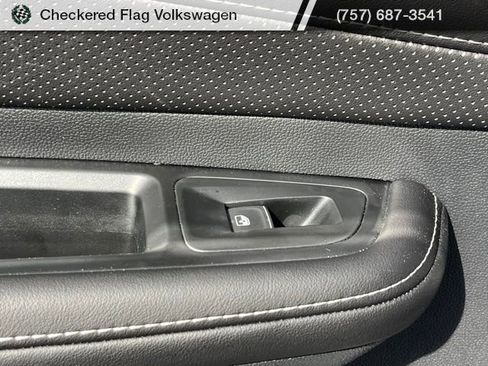 Used 2025 Volkswagen Atlas SE image 24