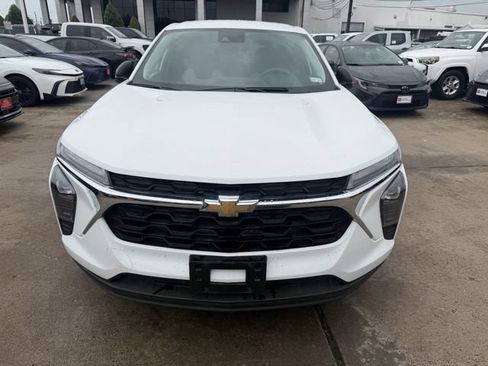 Used 2025 Chevrolet Trax LS FWD image 2