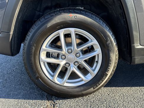 Used 2025 Jeep Grand Cherokee Laredo X w/ Luxury Tech Group I image 19