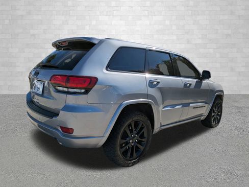 Used 2018 Jeep Grand Cherokee Altitude image 2